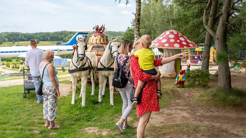 Kaszubski Park Gigantów we wsi Strysza Buda na Kaszubach. Magdalena Kiżewska, Wanda Bonk, Beata Synak.