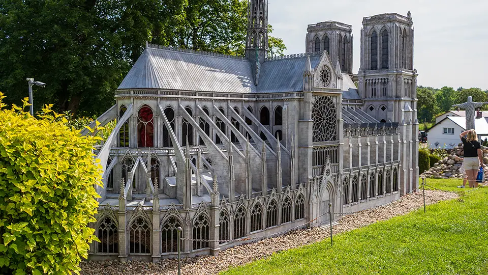 Kaszubski Park Miniatur i Katedra Notre Dam z Paryża.