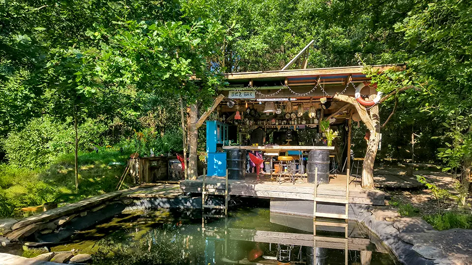 Konopny Shelter i beach bar, restauracja i bar w środku lasu.