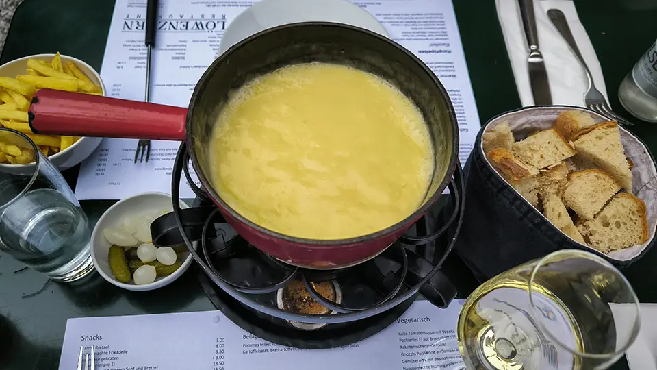 Słynne fondue w Szwajcarii.