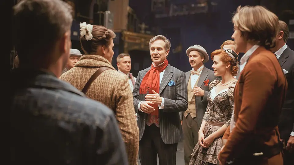Scena w teatrze z aktorami AI.