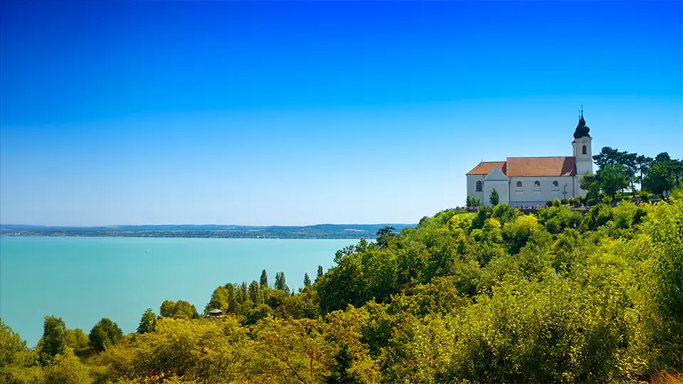 Węgry Balaton - Jezioro i kościół.