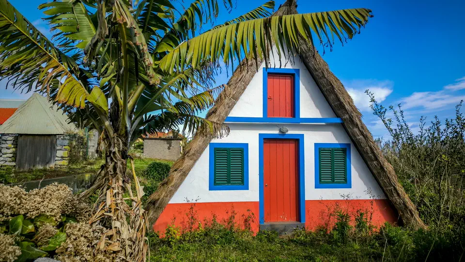 Madera w Portugalii. Santana miasteczko z kolorowymi domami.