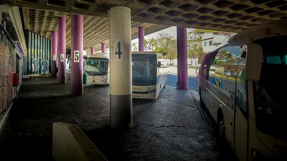 Madera w Portugalii. Przystanek autobusowy.