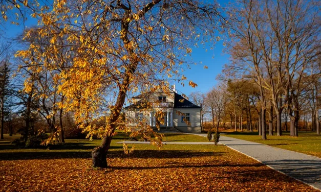 Park dworski Waldekówka w Racławicach – miejsce z historią