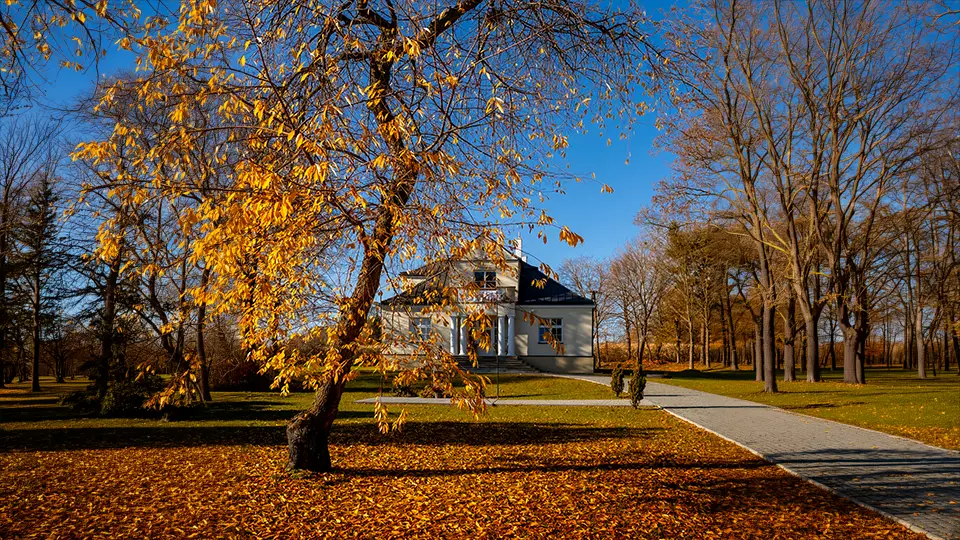 Park dworski Waldekówka w Racławicach – miejsce z historią
