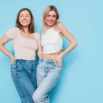 Ponadczasowe dylematy w przymierzalni: Skinny, mom czy wide leg – które jeansy damskie wybrać?