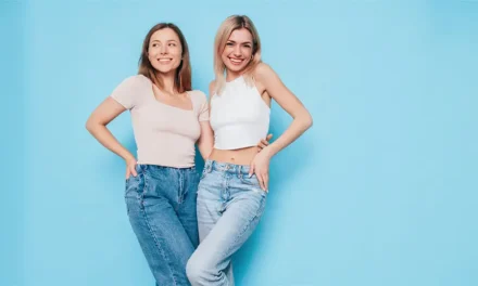 Ponadczasowe dylematy w przymierzalni: Skinny, mom czy wide leg – które jeansy damskie wybrać?