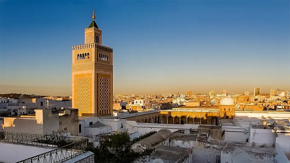 Wielki meczet Ez-Zitouna w Tunisie.