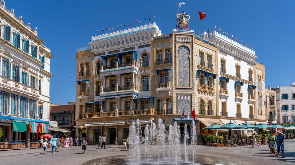 Tunis i zabytkowe kamienice francuskie.