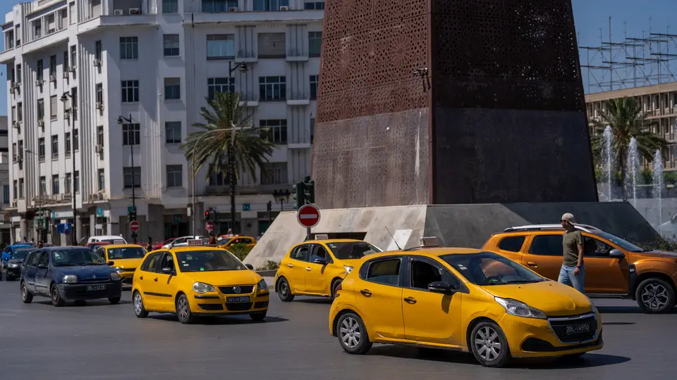 Tunis i słynne żółte taksówki.