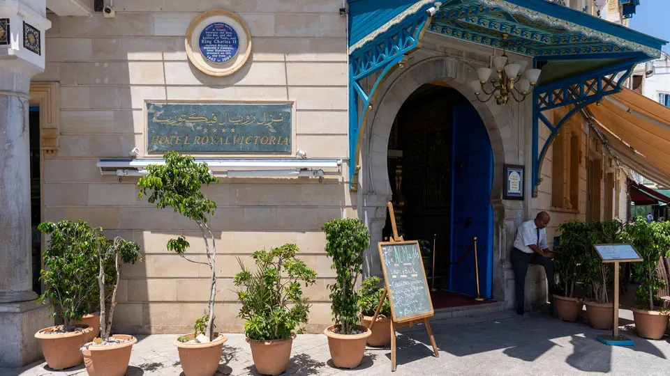 Tunis i luksusowy hotel w centrum miasta tuż przy bramie do medyny.