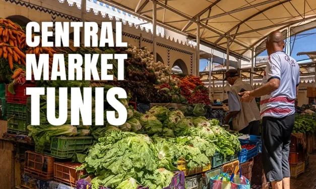 Central Market w Tunisie pachnący przyprawami i kawą