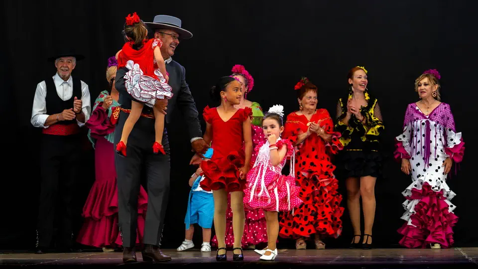 Flamenco, tancerze w tradycyjnych strojach.