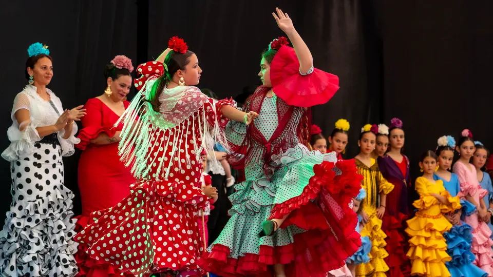 Flamenco, tancerki w tradycyjnych strojach.