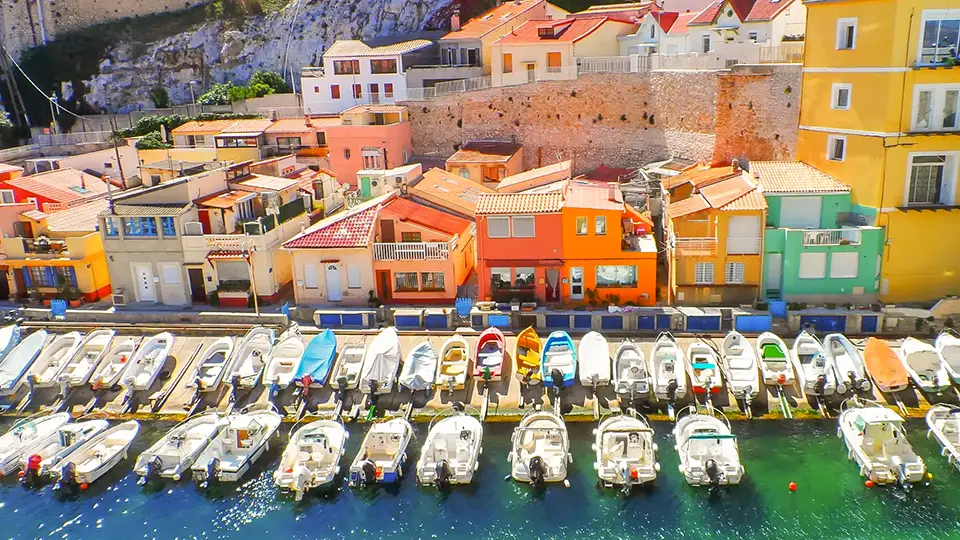 Marsylia i Vallon des Auffes – mały port ukryty w wielkim mieście.