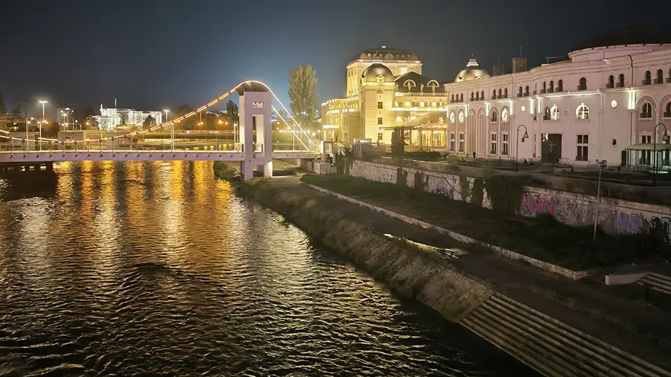 Skopje i słynny Kamienny Most.