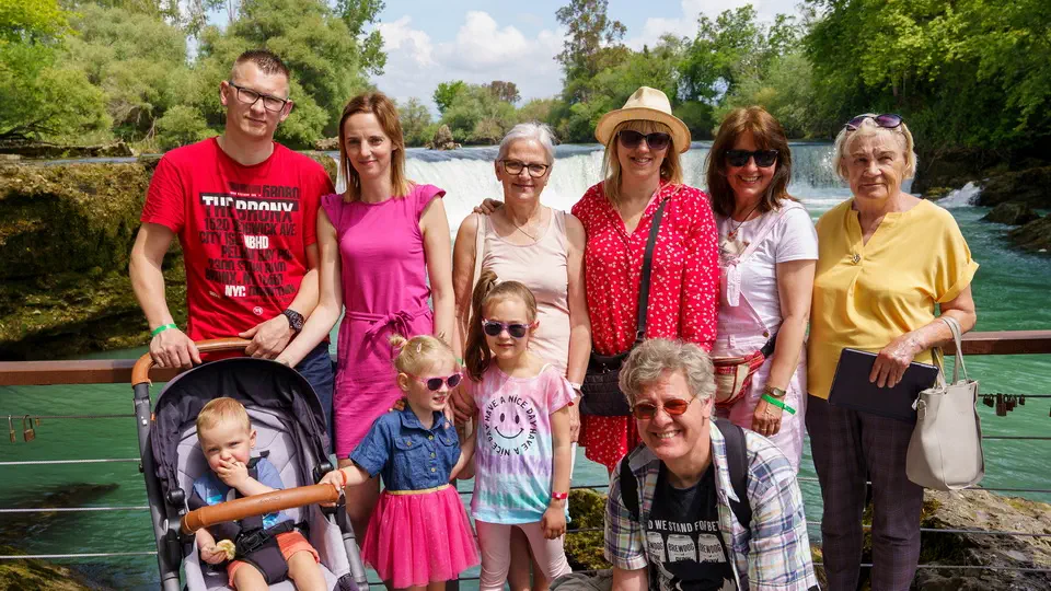 Wodospad Manavgat w Turcji niedaleko Side. Magdalena Kiżewska, Wanda Bonk, Halina Gierszewska, Beata Synak, Marek Synak.