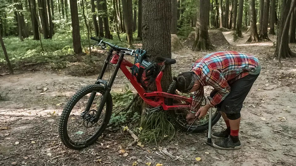 Jak działa odpowietrzanie hamulców hydraulicznych w rowerze?