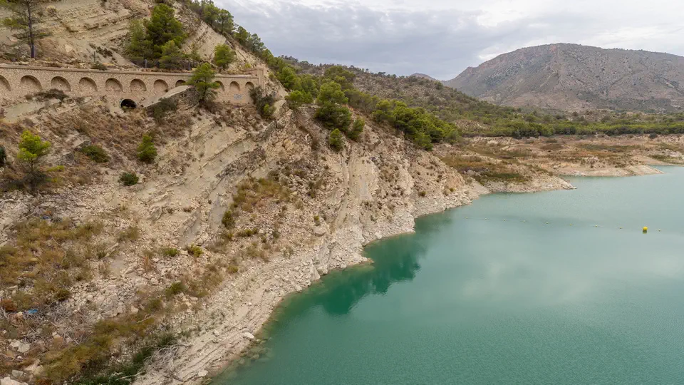 Tama i zbiornik Amadorio na Costa Blanca.