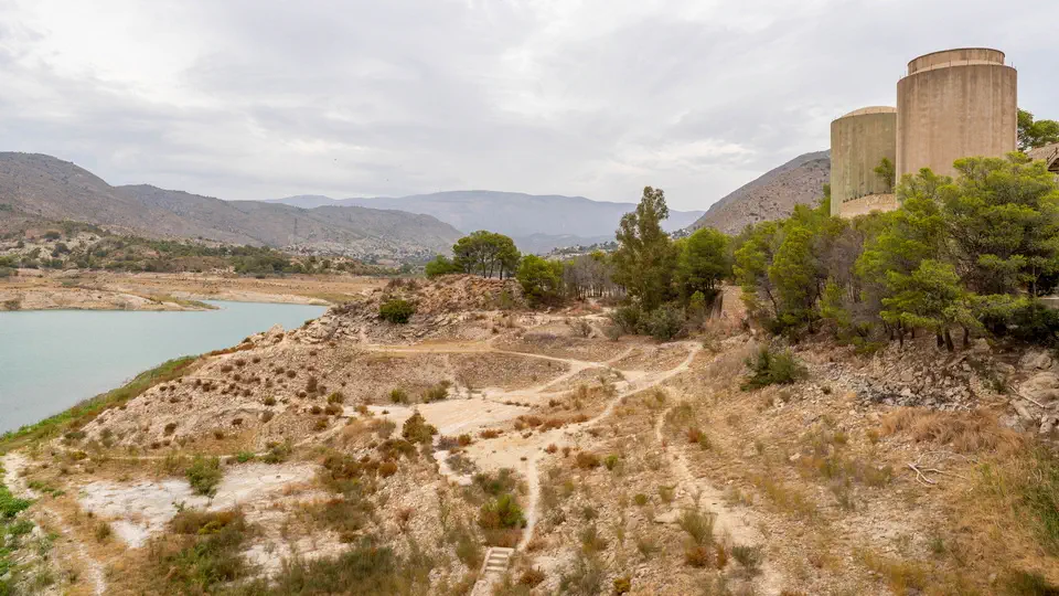 Tama i zbiornik Amadorio na Costa Blanca.