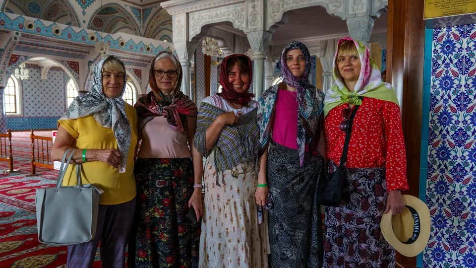 Wnętrze meczetu. Magdalena Kiżewska, Wanda Bonk, Halina Gierszewska, Beata Synak, Izabela Smolorz.