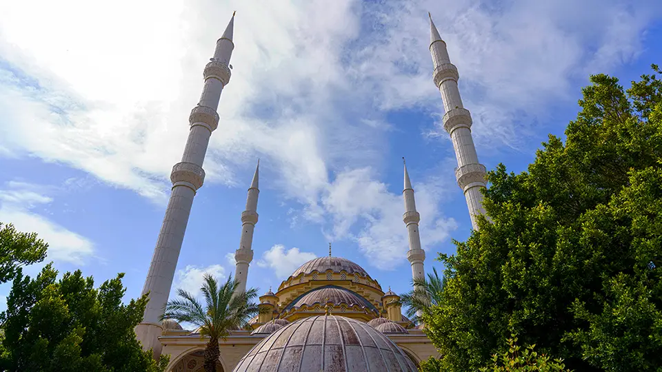 Meczet w Manavgat Merkez Külliye Camii na Riwierze Tureckiej